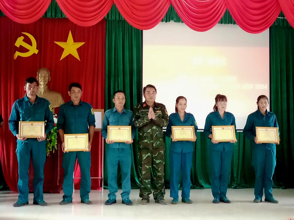 Ban Chỉ huy Quân sự huyện Di Linh khen thưởng cho các cá nhân đạt thành tích tốt tại Hội thao