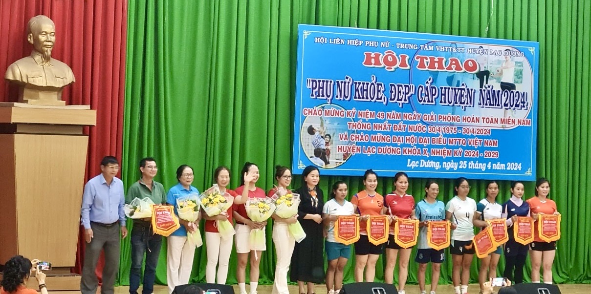 Ban Tổ chức tặng Cờ lưu iêm cho các đội tham gia hộithao
