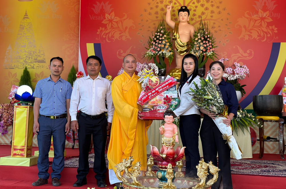 Lãnh đạo huyện Đơn Dương thăm, chúc mừng các cơ sở Phật giáo nhân lễ Phật đản
