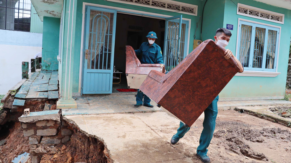 Đà Lạt: Khẩn trương di dời tài sản nhà dân bị sạt lở do mưa lớn