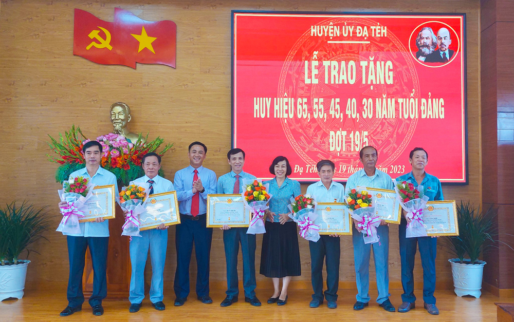 Đạ Tẻh: Trao Huy Hiệu Đảng cho các đảng viên đợt 19/5