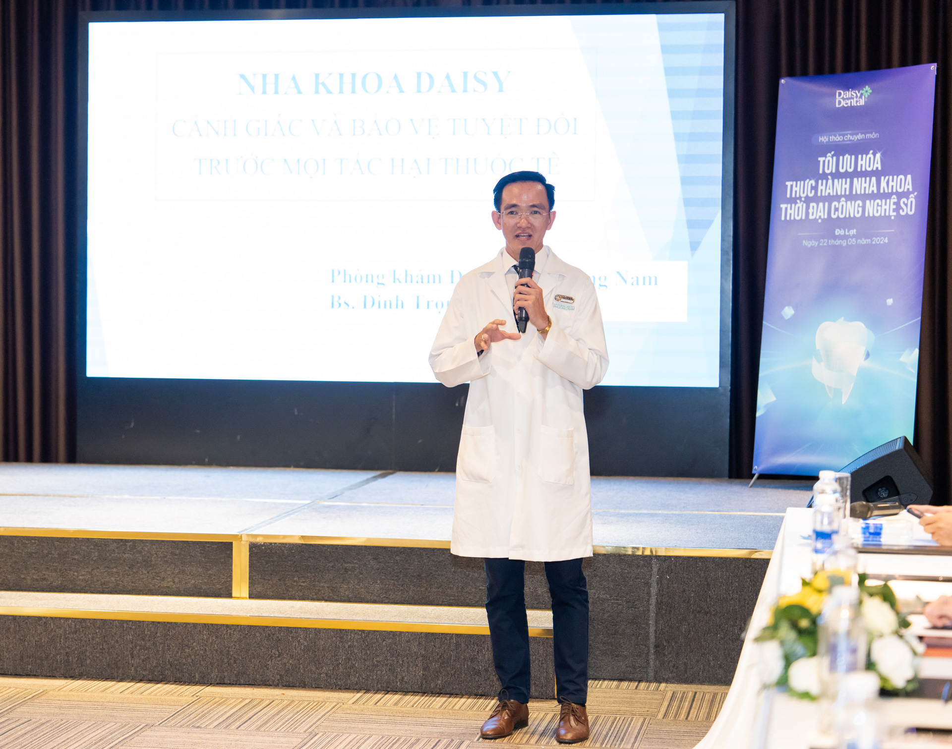 Bác sĩ Nguyễn Trọng Nghĩa - Đại diện Phòng khám Đa khoa Phương Nam trình bày về đề tài “Cảnh giác và bảo vệ tuyệt đối trước mọi tác hại thuốc tê”