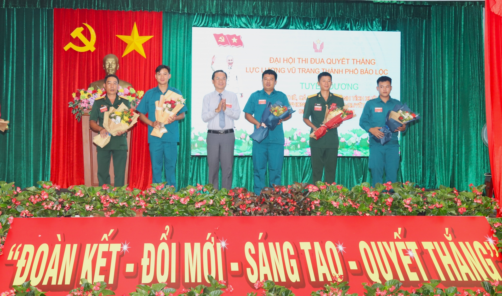 Bí thư Thành ủy Bảo Lộc tặng hoa chúc mừng cá cá nhân được khen thưởng cấp tỉnh trong Phong trào Thi đua Quyết thắng