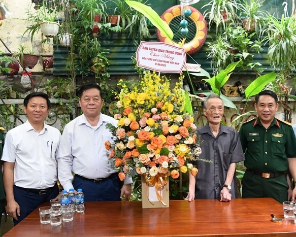 Nhà báo Nguyễn Khắc Tiếp (đứng thứ 2 bên phải sang) được đồng chí Nguyễn Trọng Nghĩa, Bí thư Trung ương Đảng, Trưởng Ban Tuyên giáo Trung ương đến tặng hoa chúc mừng ngày Báo chí Cách mạng Việt Nam