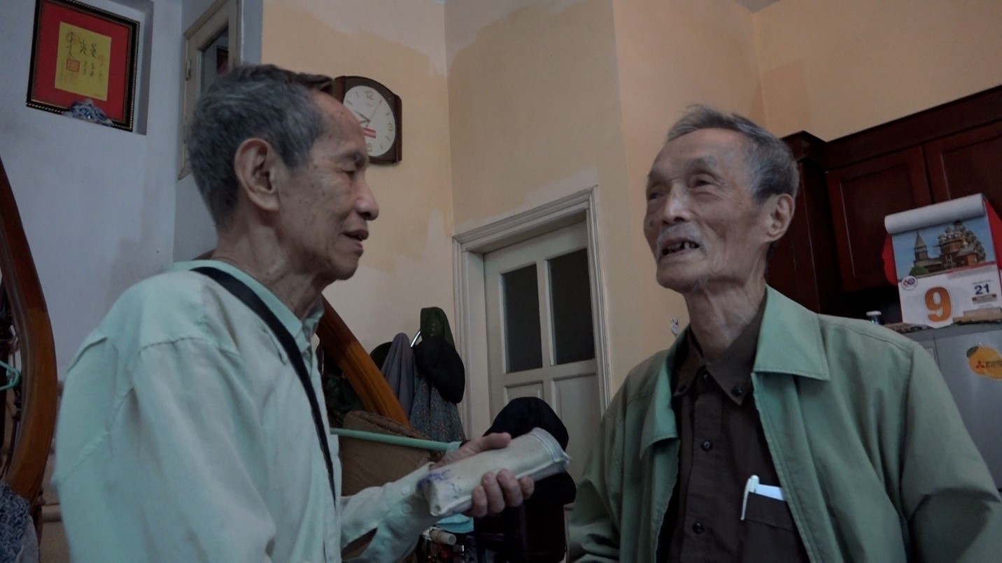 Nhà báo Phạm Phú Bằng (khi còn sống) rất thân với nhà báo Nguyễn Khắc Tiếp, thân đến mức một ngày 2 ông không gặp nhau một lần để uống trà đàm đạo là 2 ông cảm thấy thiếu cái gì đó.