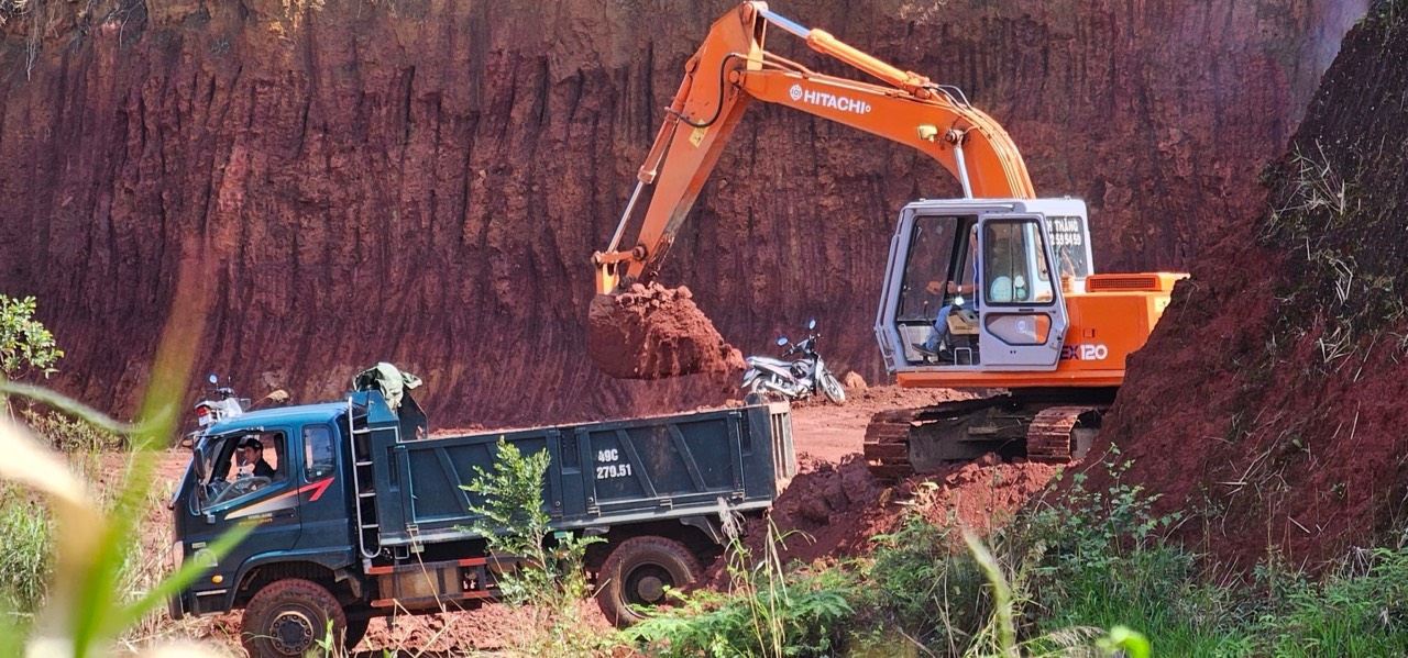 Hoạt động đào múc, vận chuyển đất tại một vị trí thuộc khu đất tái định cư Dự án bô xít diễn ra vào đầu năm 2024