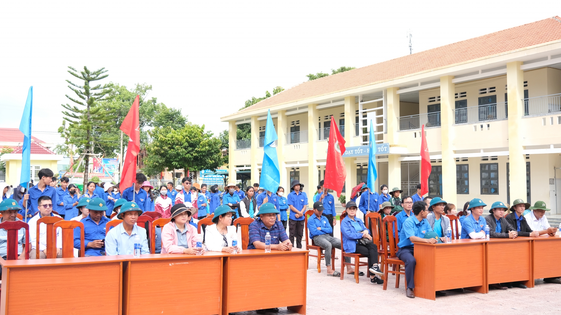 Các đại biểu cùng đông đảo đoàn viên, thanh niên tham gia Lễ ra quân Chiến dịch Thanh niên tình nguyện 