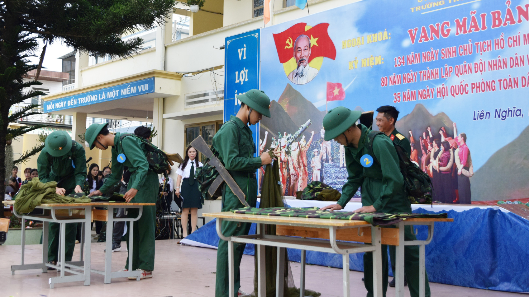 Các em học sinh hào hứng tham gia trải nghiệm tập làm chiến sĩ