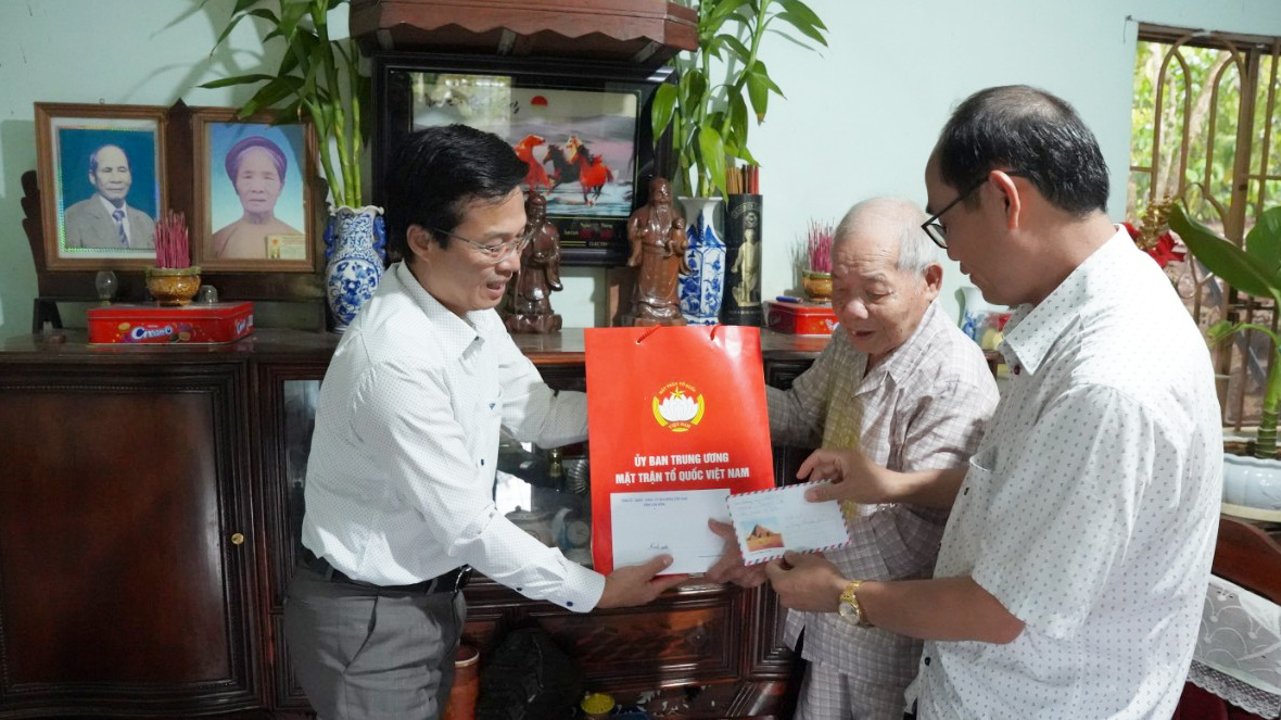 Bí thư Huyện ủy Di Linh Đinh Văn Tuấn thăm hỏi, tặng quà cựu chiến binh Nguyễn Đắc Tư (thị trấn Di Linh)