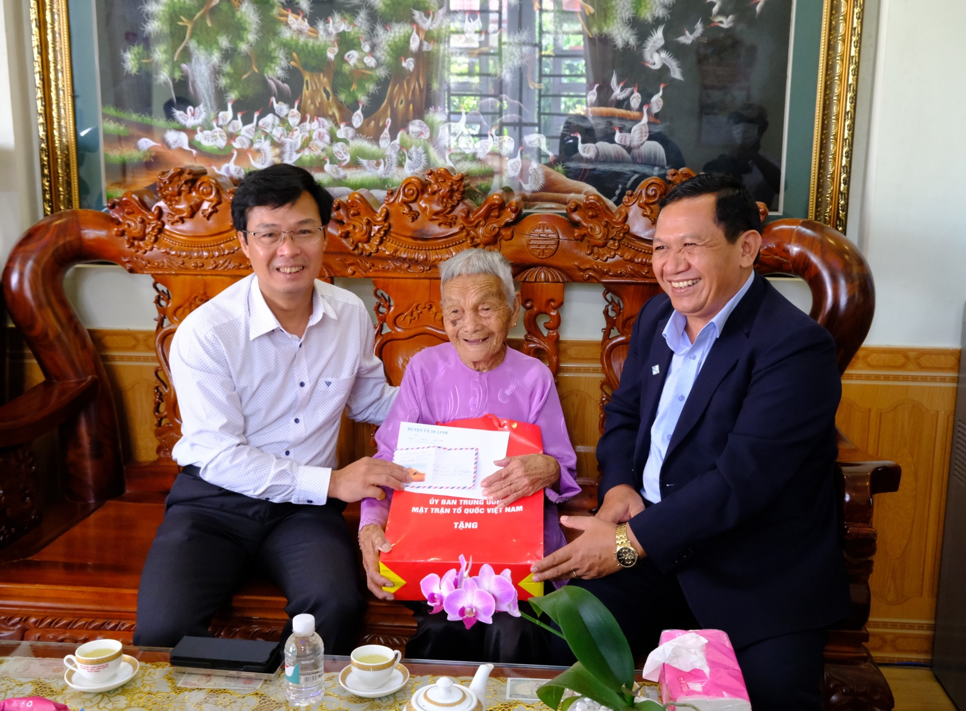Phó Chủ tịch HĐND tỉnh KMák và Bí thư Huyện ủy Di Linh Đinh Văn Tuấn thăm hỏi, tặng quà cho cựu chiến binh Trần Thị Ngánh