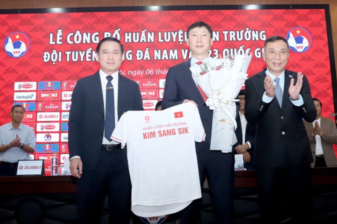 Ông Kim Sang-sik chính thức đảm nhiệm vị trí huấn luyện viên trưởng đội tuyển Việt Nam và U23