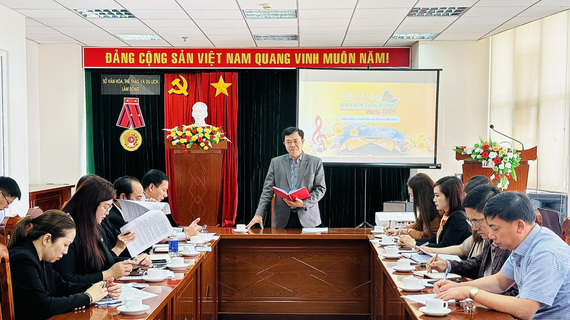 Ông Nguyễn Trung Kiên - Giám đốc Sở Văn hóa Thể thao và Du lịch, điều hành cuộc họp phân công nhiệm vụ triển khai các hoạt động trong Tuần lễ Vàng du lịch Lâm Đồng lần thứ 3