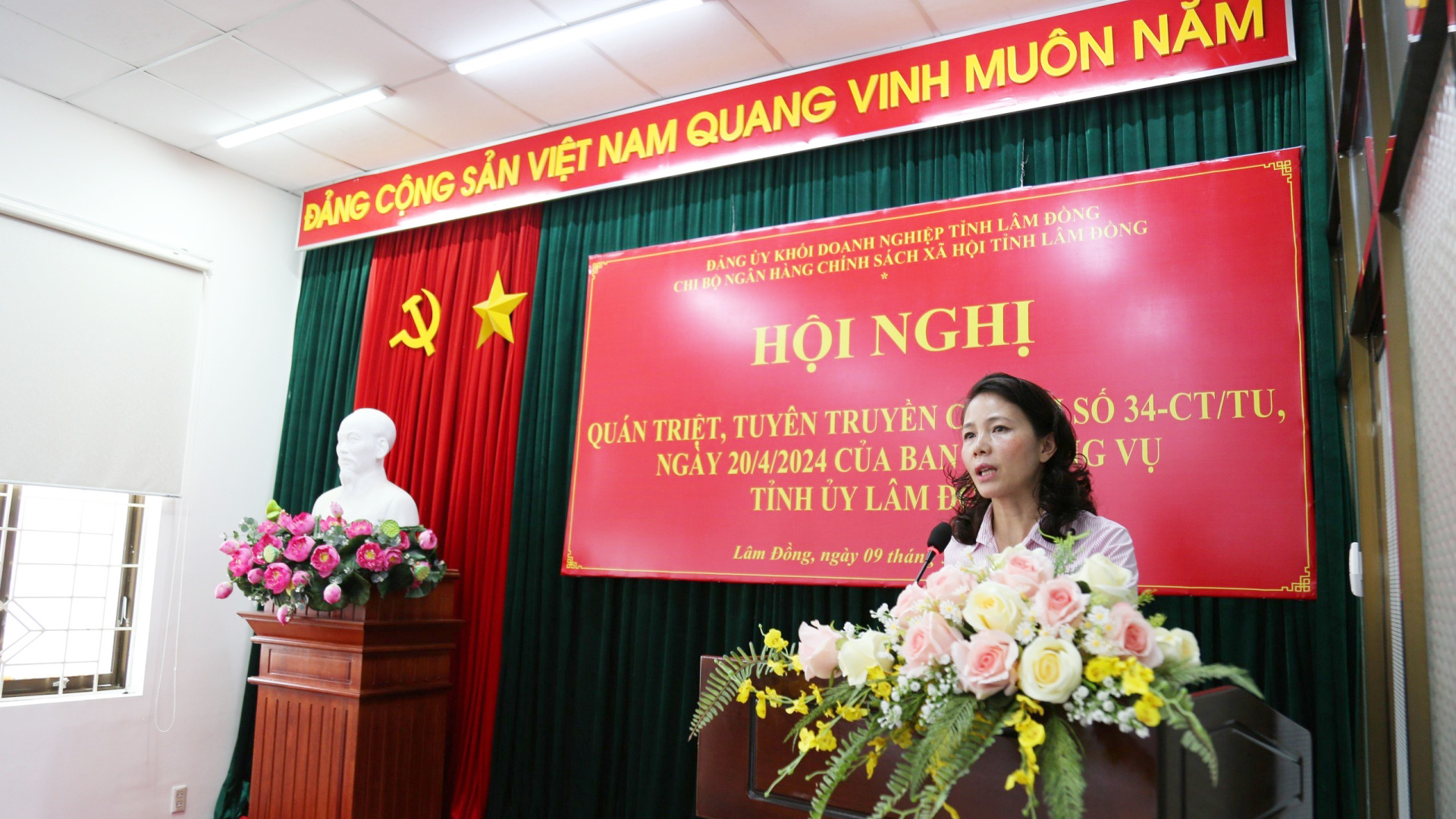 Đồng chí Nguyễn Thị Ngọc Thu - Bí thư chi bộ, Giám đốc chi nhánh NHCSXH tỉnh Lâm Đồng quán triệt nội dung Chỉ thị 34