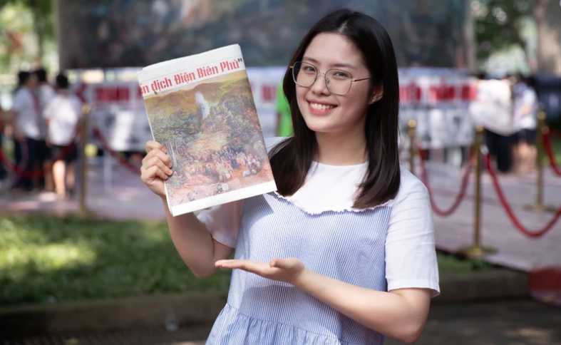 Gen Z "săn lùng" mua báo Nhân Dân số đặc biệt kỷ niệm Chiến thắng Điện Biên Phủ