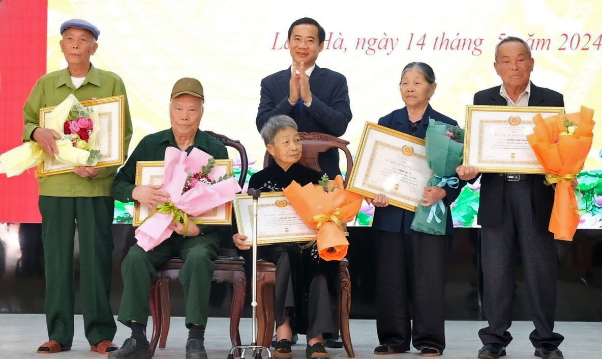 Quyền Bí thư Tỉnh ủy Lâm Đồng trao Huy hiệu Đảng đợt 19/5 tại Lâm Hà