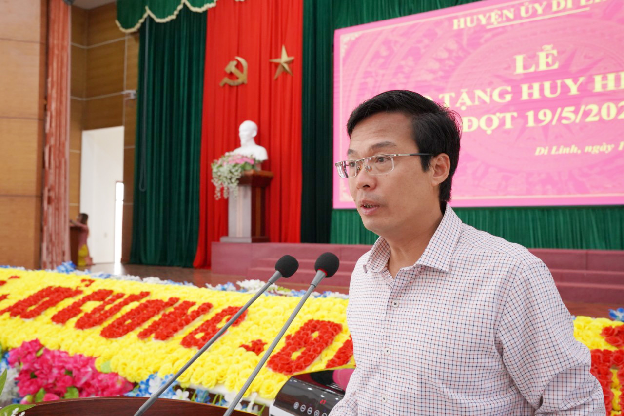 Đồng chí Đinh Văn Tuấn - Bí thư Huyện ủy Di Linh phát biểu tại lễ trao Huy hiệu Đảng