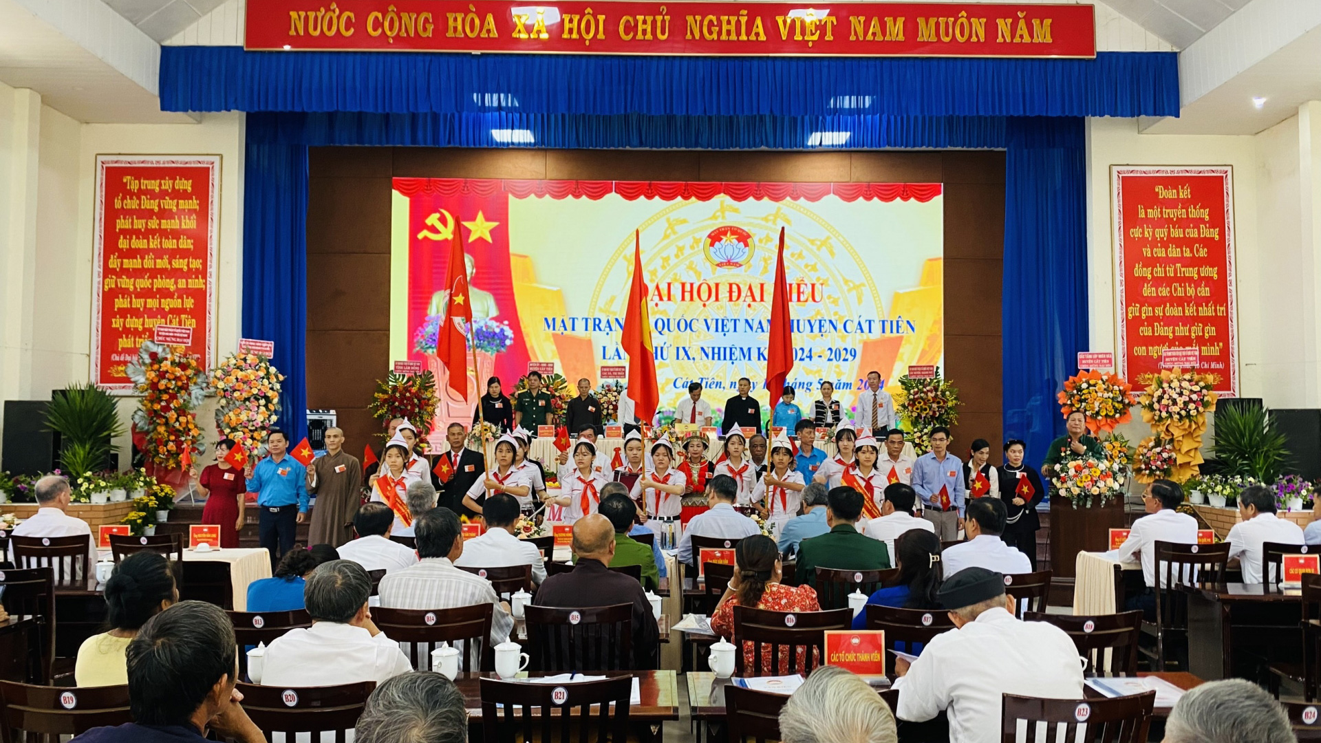 Đại diện các tầng lớp Nhân dân trên địa bàn huyện Cát Tiên chào mừng Đại hội