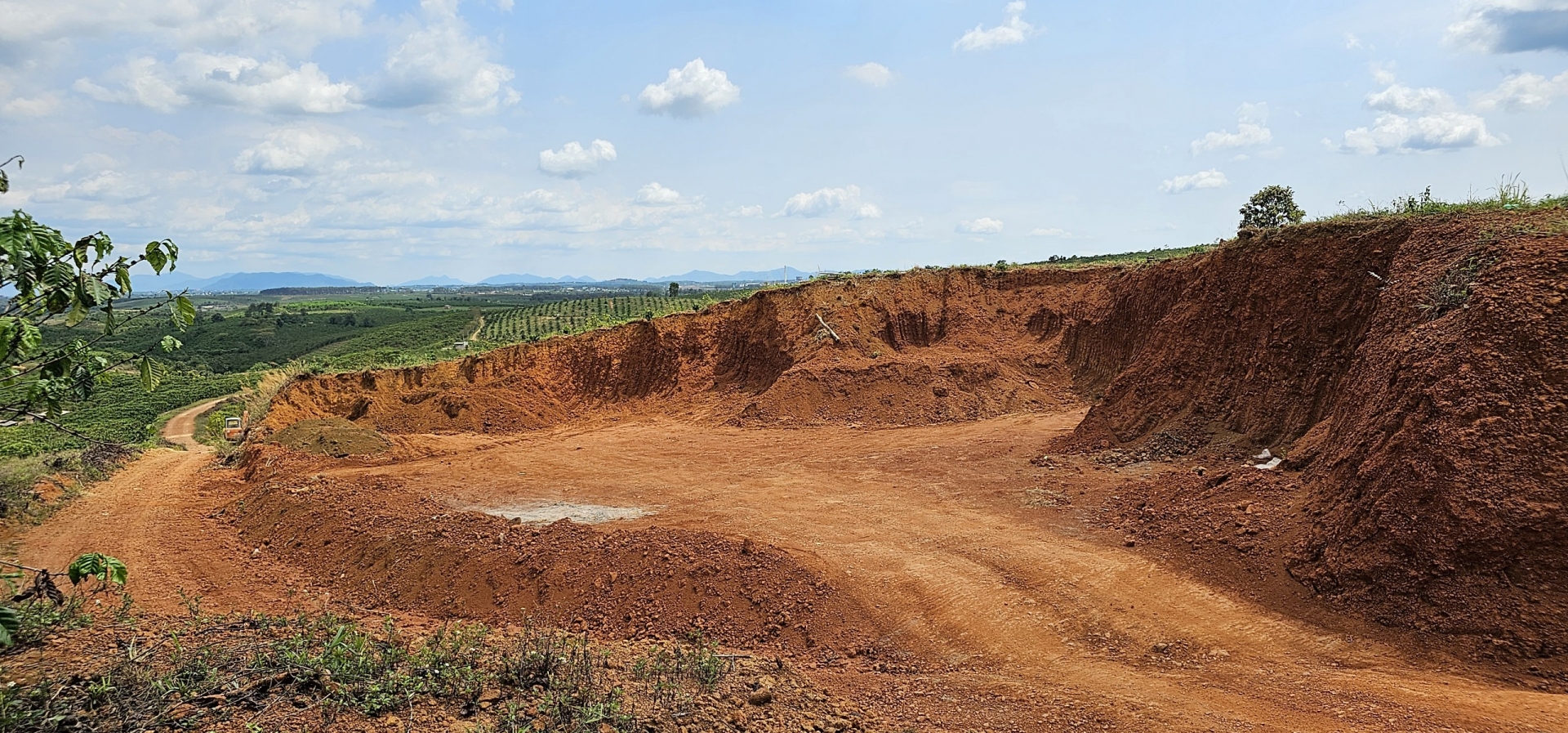 Bảo Lâm: Tiếp diễn tình trạng đào múc, vận chuyển đất không phép