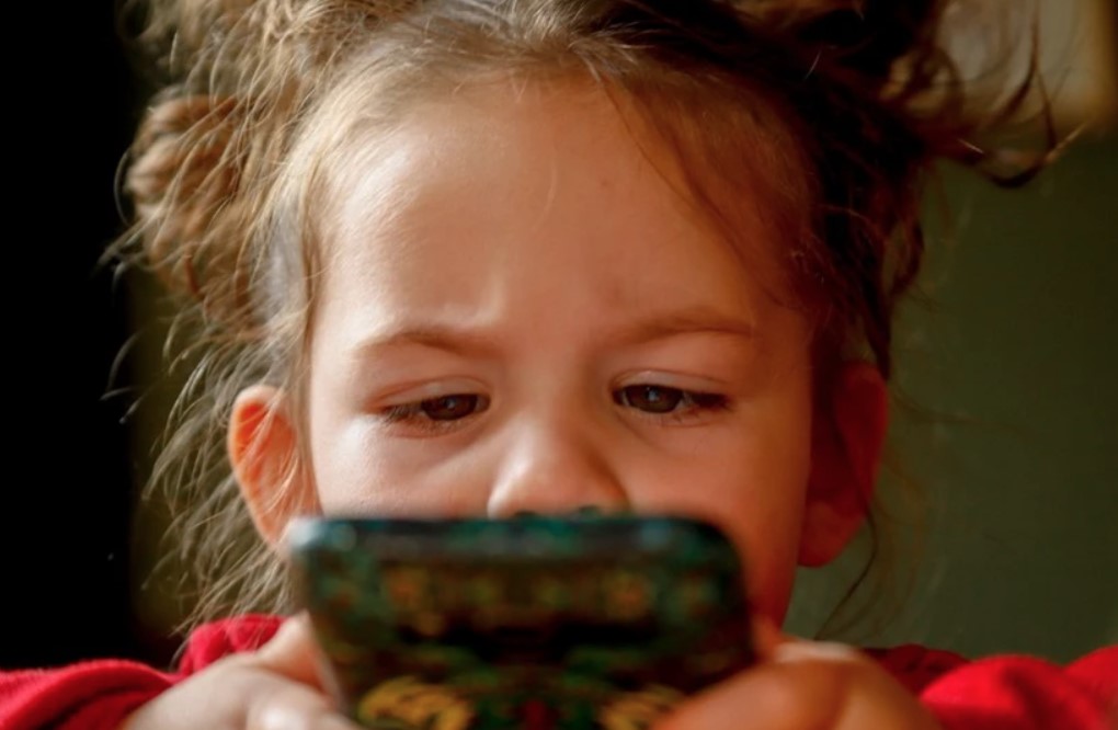 Trẻ em xem điện thoại trong khi ăn sẽ tăng nguy cơ bị béo phì, thừa cân