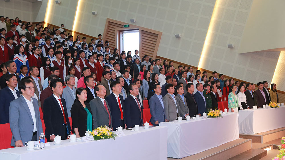 Các đồng chí lãnh đạo, đại diện cho các sở, ban, ngành trong tỉnh, các thầy cô giáo và 122 em học sinh có mặt trong lễ tuyên dương
