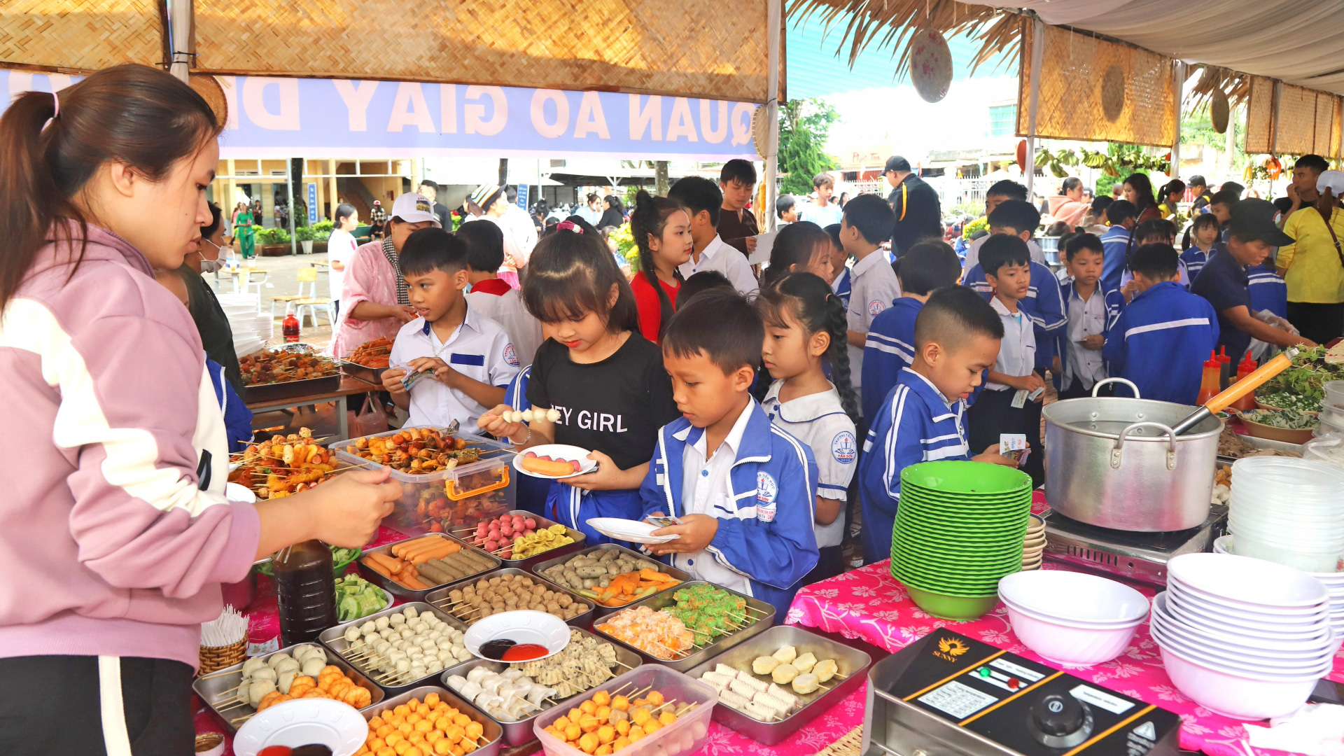 Bảo Lộc: Tổ chức chợ quê cho hơn 500 em học sinh vui lễ tổng kết