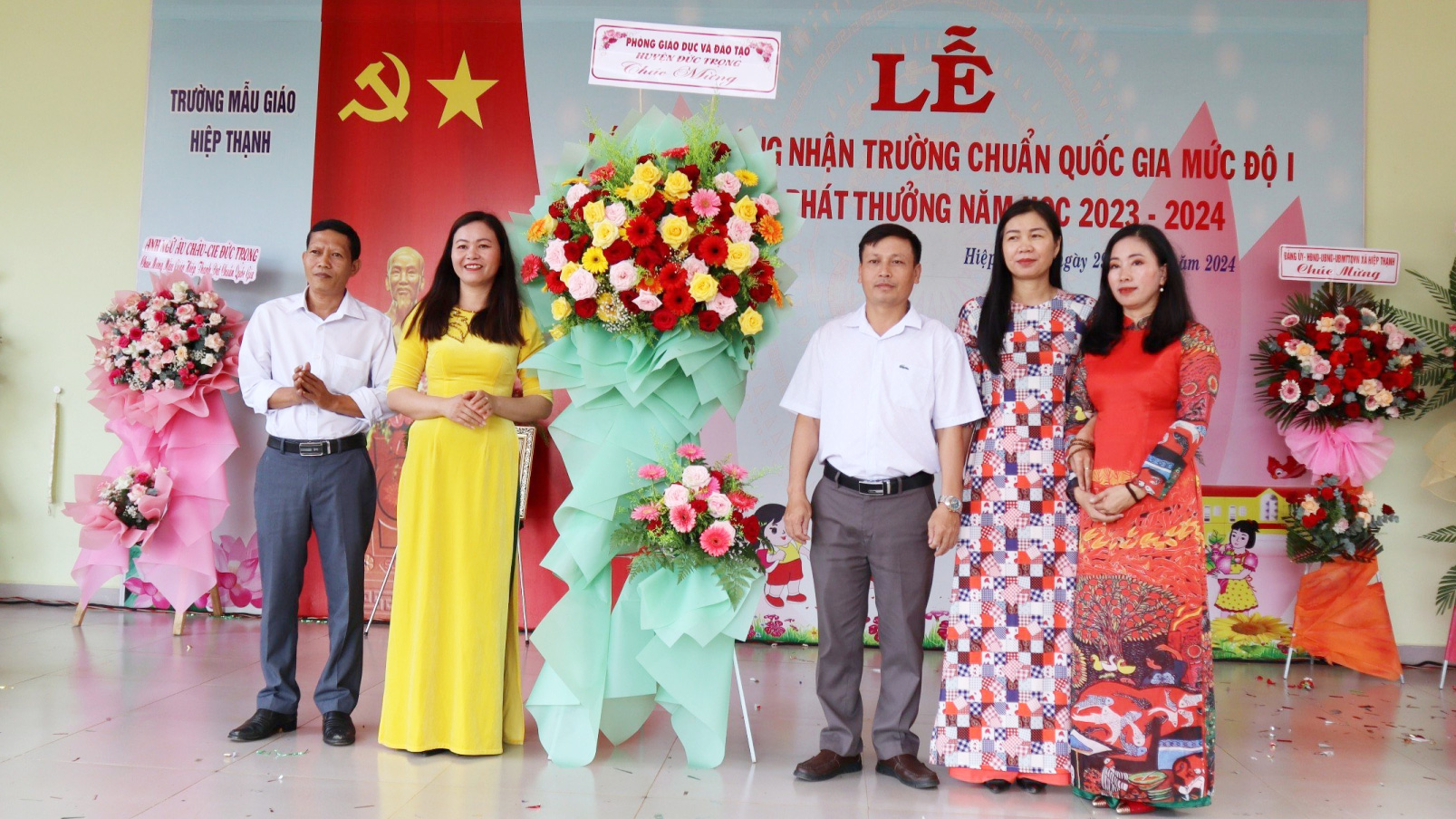 Lãnh đạo Phòng Giáo dục và Đào tạo huyện Đức Trọng tặng hoa chúc mừng nhà trường
