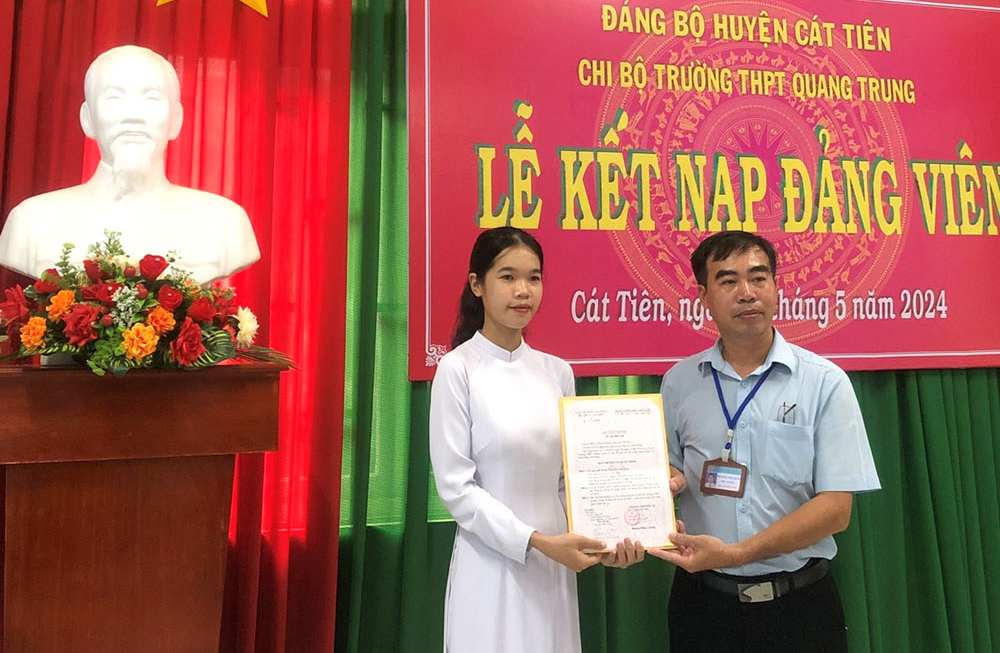 Học sinh đầu tiên của Trường THPT Quang Trung - Cát Tiên được kết nạp Đảng