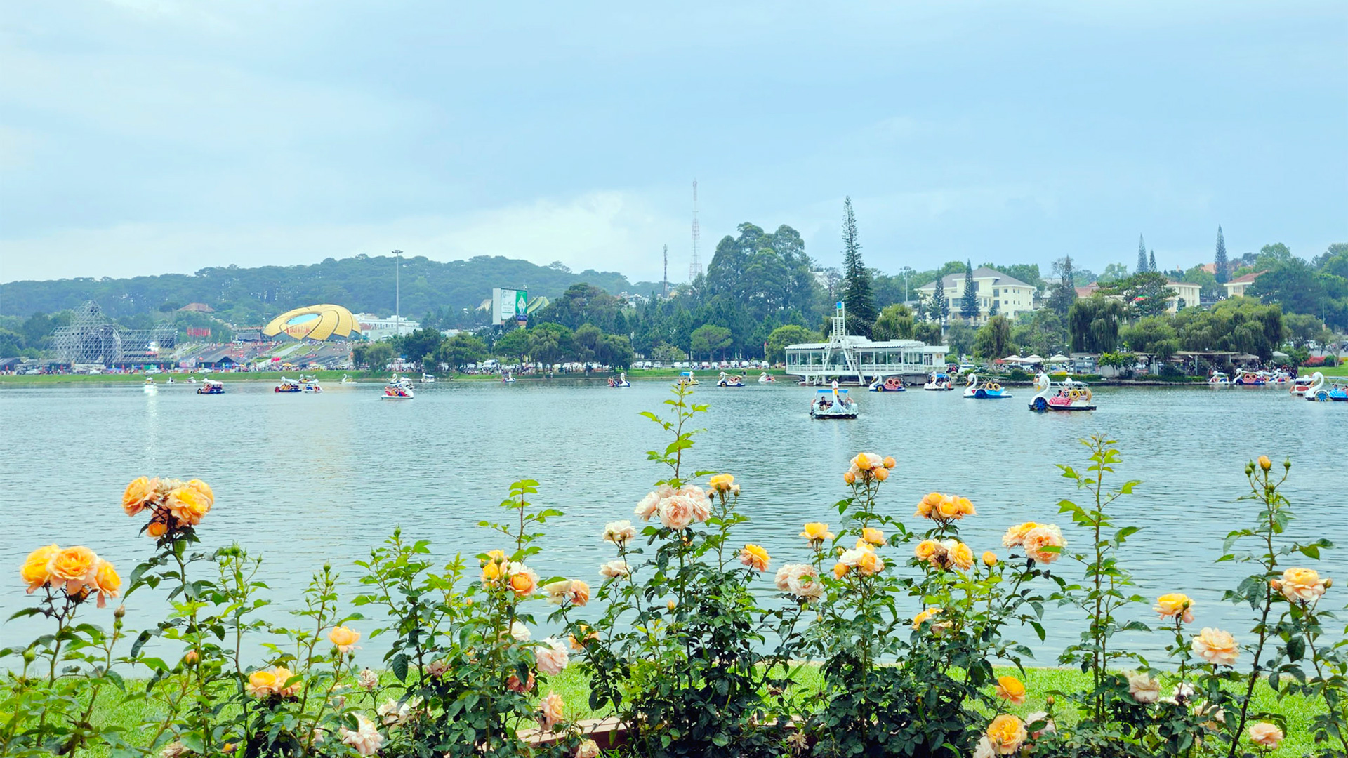 Hồ Xuân Hương sẽ bình yên và lãng mạn hơn khi chấm dứt tình trạng 
khai thác thủy sản trái phép