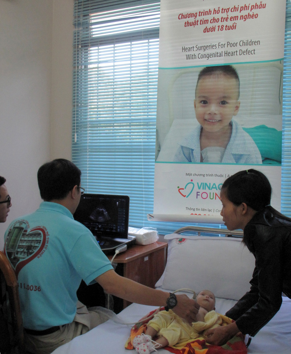 Bác sĩ Bệnh viện Tim Tâm Đức TP Hồ Chí Minh siêu âm tim để phát hiện bệnh tim bẩm sinh ở trẻ em tại Lâm Đồng năm 2023