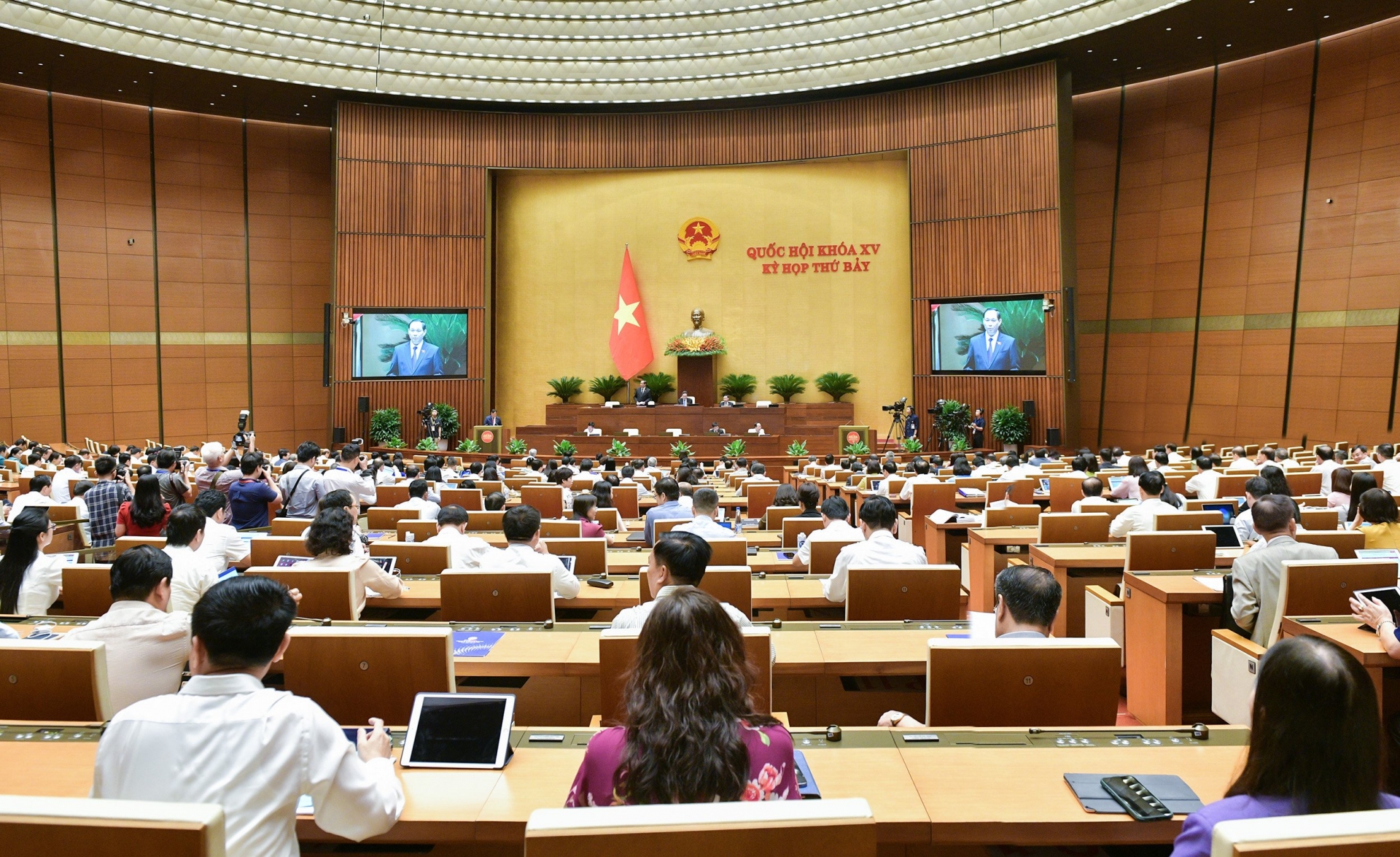 Quang cảnh phiên thảo luận tại hội trường về dự án Luật Trật tự An toàn giao thông đường bộ