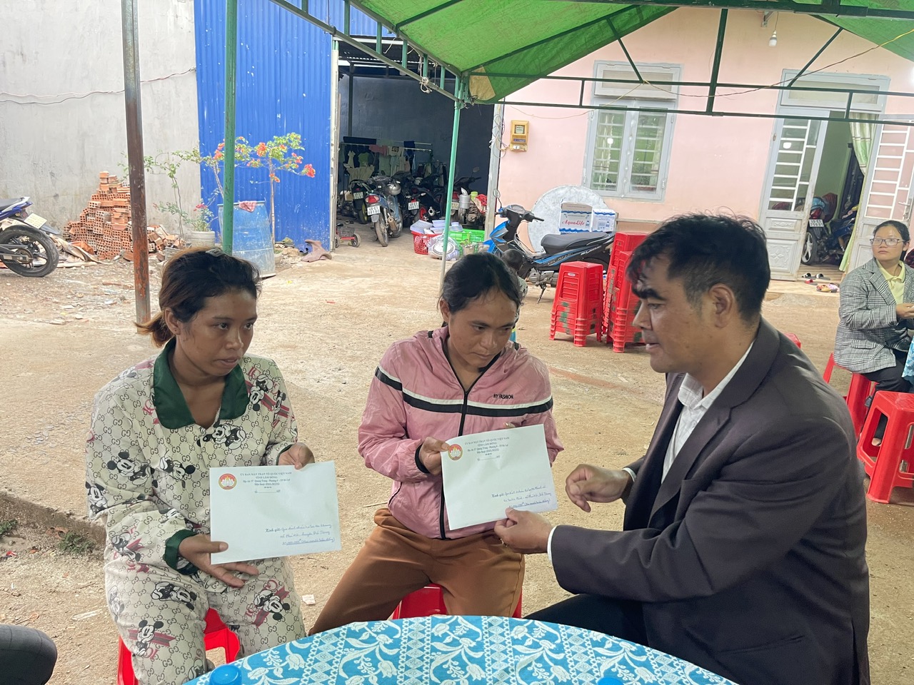 Lãnh đạo Ủy ban MTTQ Việt Nam tỉnh thăm, động viên gia đình 4 cháu nhỏ bị đuối nước