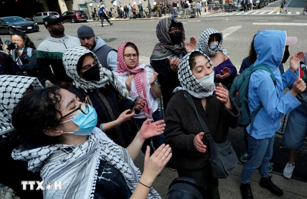 Sinh viên biểu tình để bày tỏ ủng hộ người Palestines tại đại học Columbia ở New York (Mỹ) ngày 30/4/2024