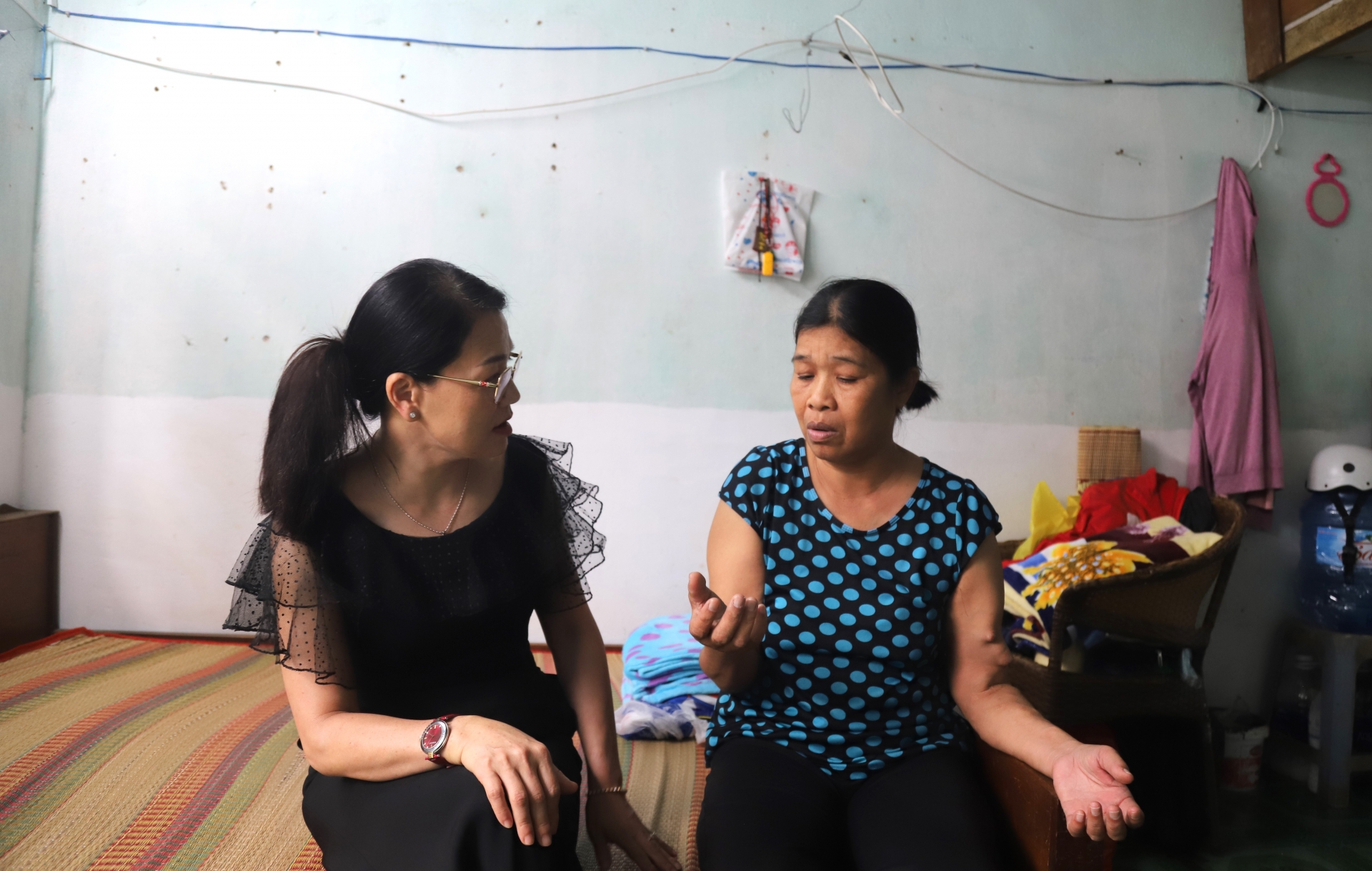 Nhà báo Hồ Thị Lan - Tổng biên tập Báo Lâm Đồng ân cần thăm hỏi, động viên bà Đoàn Thị Rõ
