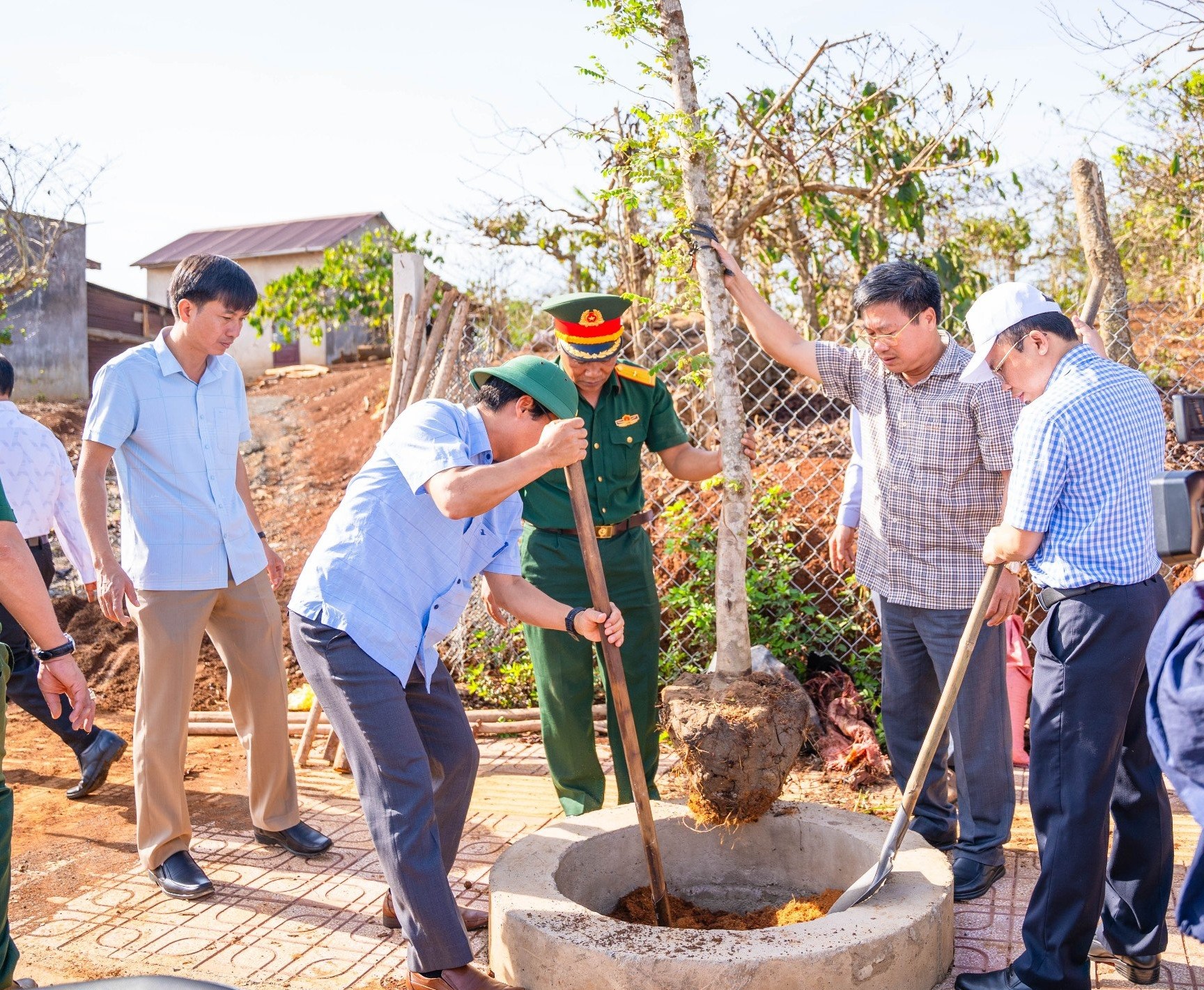 Các đồng chí lãnh đạo huyện Di Linh tham gia trồng cây sau lễ phát động