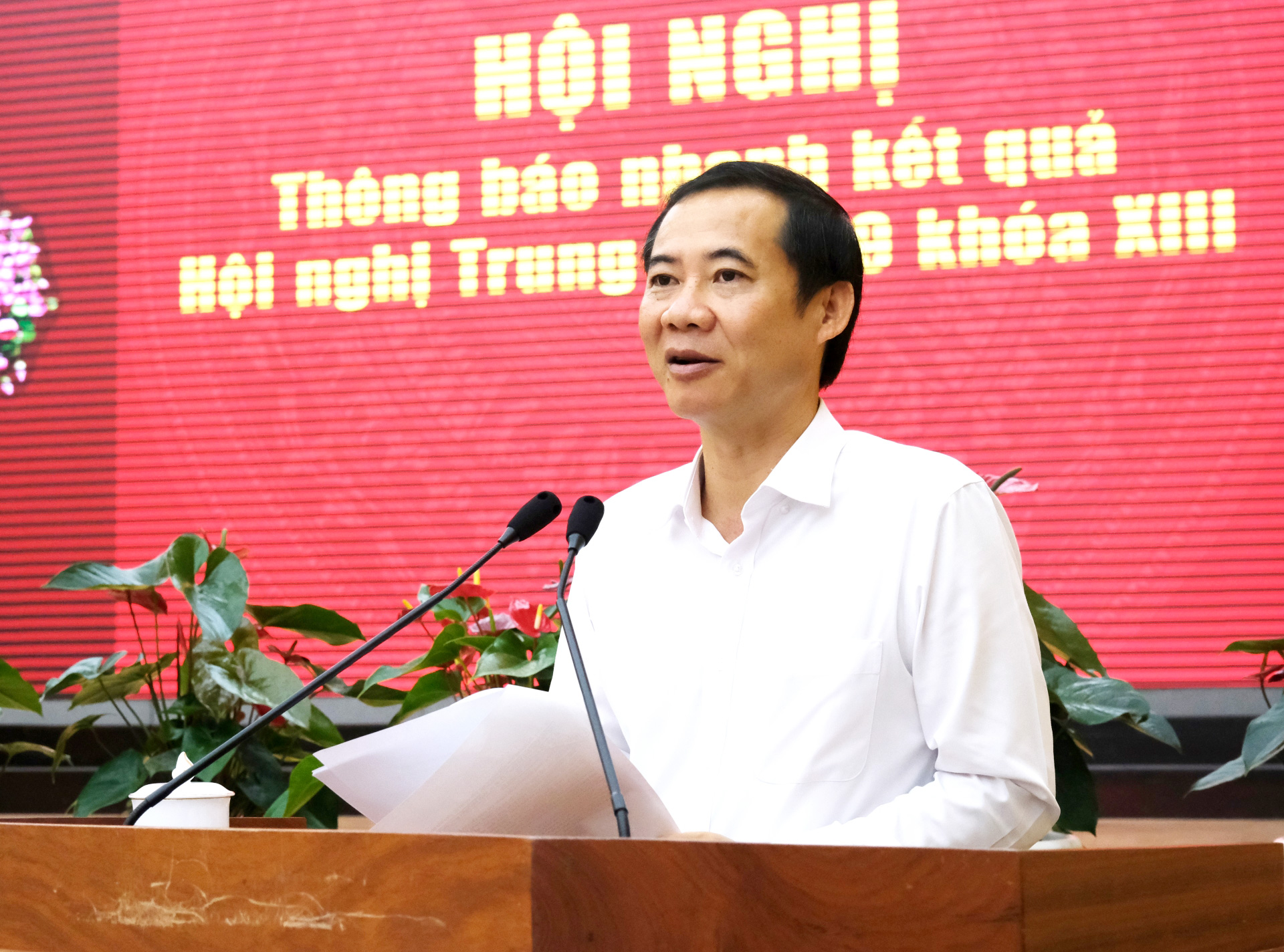 Đồng chí Nguyễn Thái Học - Quyền Bí thư Tỉnh ủy thông báo nhanh đến các đại biểu kết quả Hội nghị lần thứ 9, Ban Chấp hành Trung ương Đảng khoá XIII