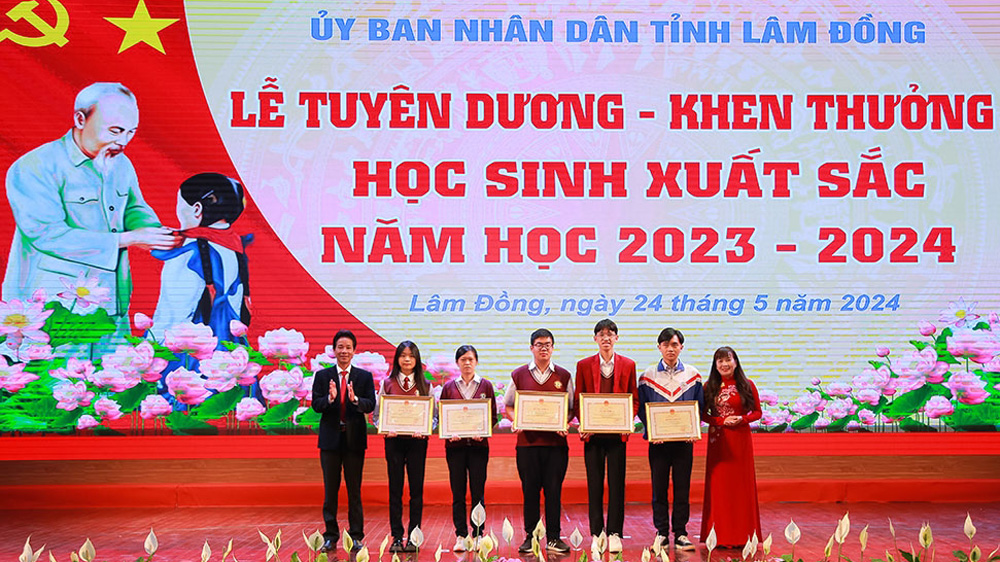 Lãnh đạo của Sở GDĐT trao Bằng Khen của Bộ GDĐT cho các em học sinh đoạt giải Nhì trong kỳ thi chọn học sinh giỏi quốc gia