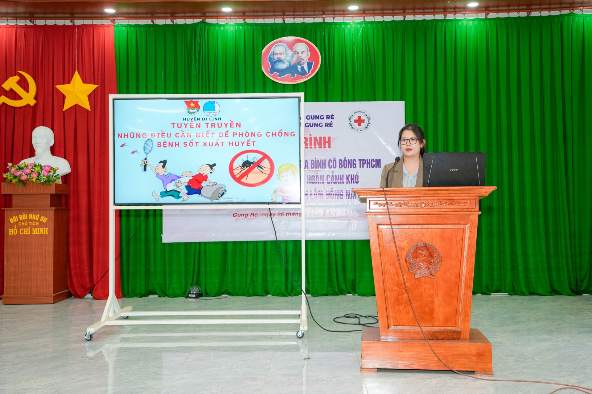 Chi đoàn Trung tâm Y tế huyện Di Linh tuyên truyền về phòng chống sốt xuất huyết cho đoàn viên, thanh niên