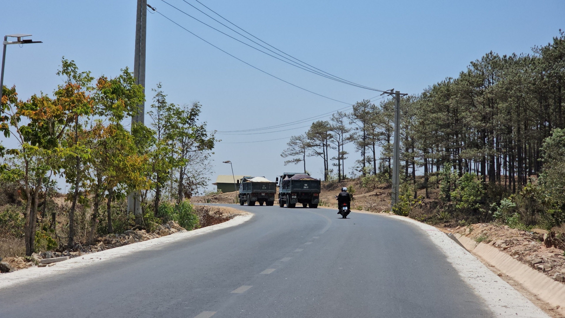 Xe vận chuyển đất trái phép đi qua địa bàn xã Tu Tra, huyện Đơn Dương. Ảnh chụp ngày 11/4/2024