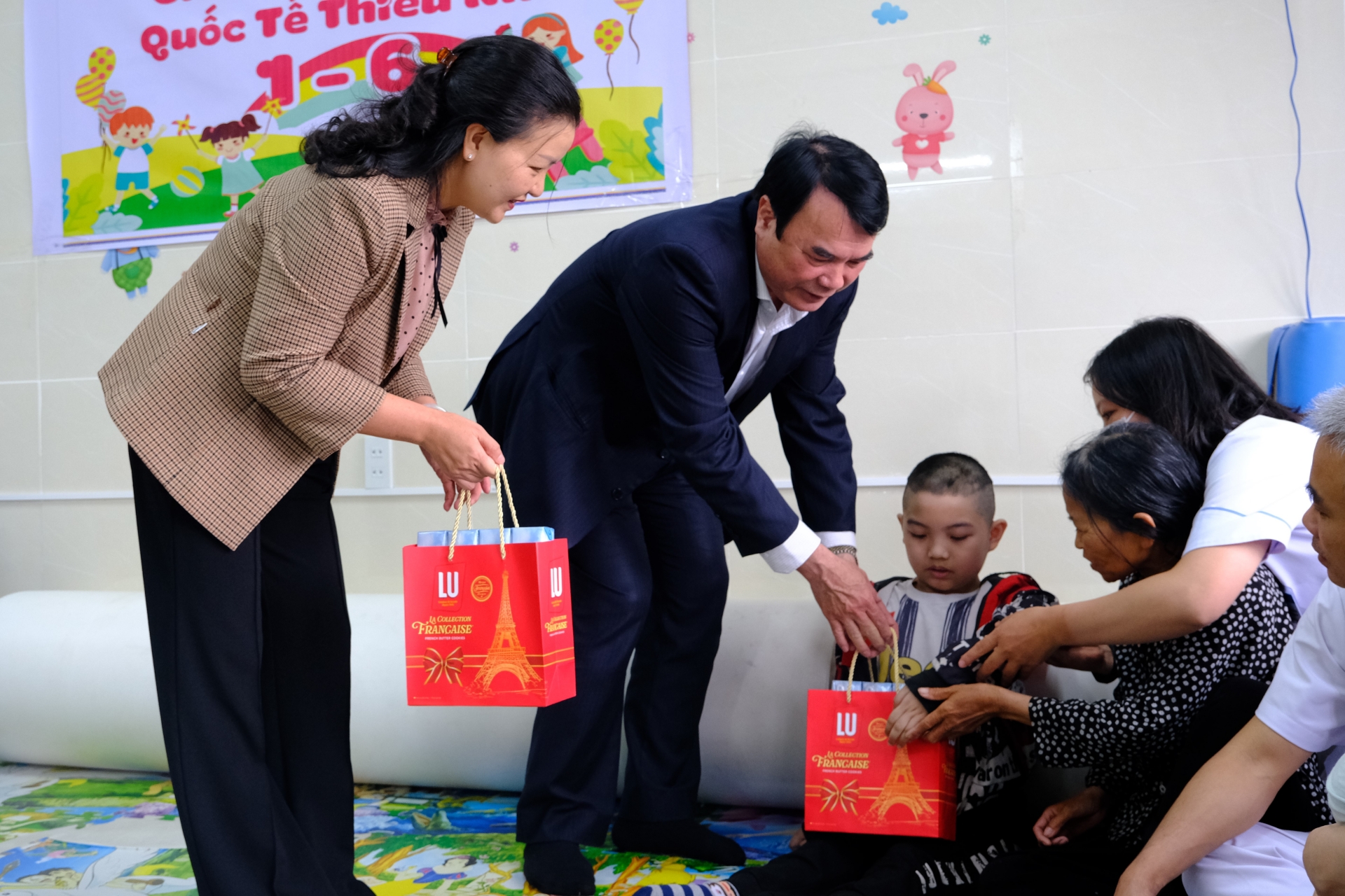 Đồng chí Phạm S - Phó Chủ tịch UBND tỉnh trao quà cho các em thiếu nhi tại các cơ sở trợ giúp xã hội 