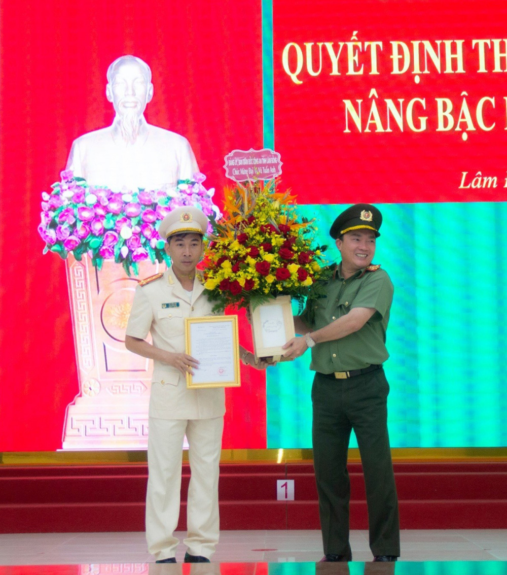 Đại tá Trương Minh Đương - Giám đốc Công an tỉnh trao Quyết định thăng cấp bậc hàm của Bộ trưởng Bộ Công an từ Thượng tá lên Đại tá cho đồng chí Vũ Tuấn Anh