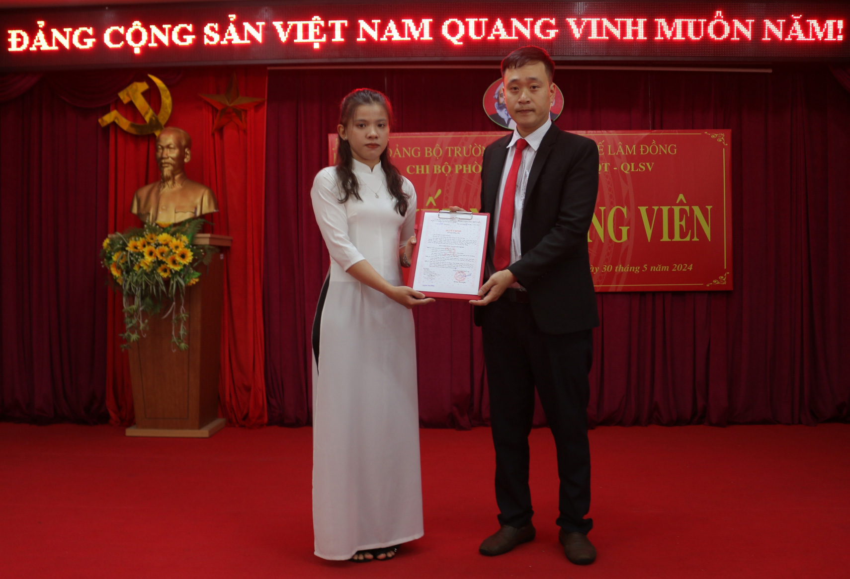 Bí thư Chi bộ phòng Tổ chức - Hành chính quản trị - Quản lý sinh viên trao quyết định kết nạp đảng cho sinh viên Lê Thị Trà My