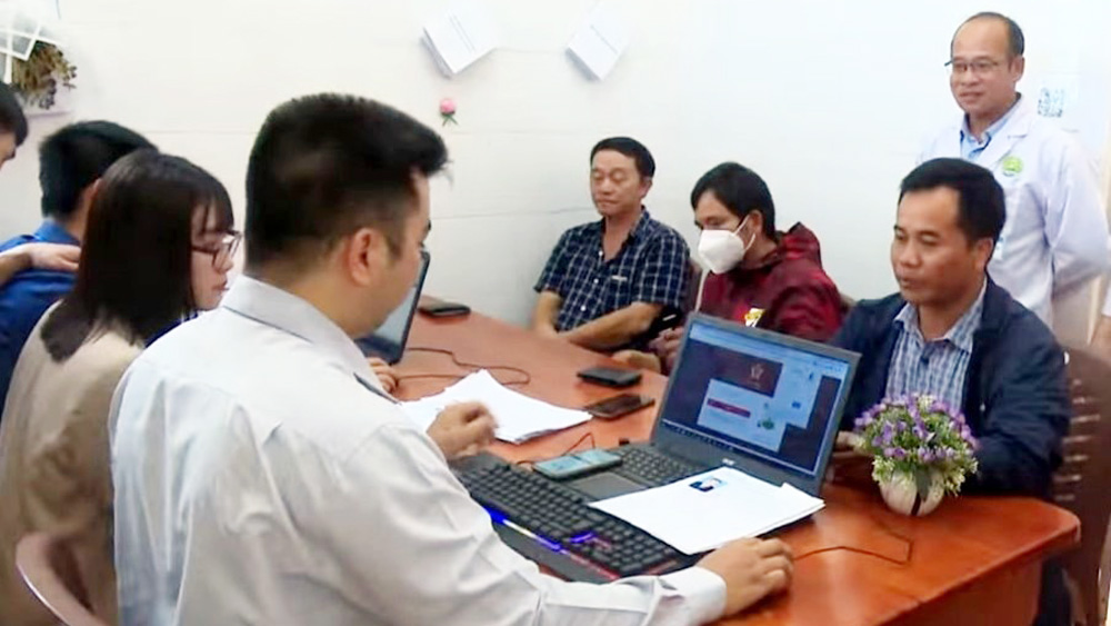 Mô hình Chuyển đổi số thực hiện TTHC trực tuyến đổi giấy phép lái xe 
do ngành Giao thông Vận tải cấp tại Trung tâm Y tế huyện Di Linh