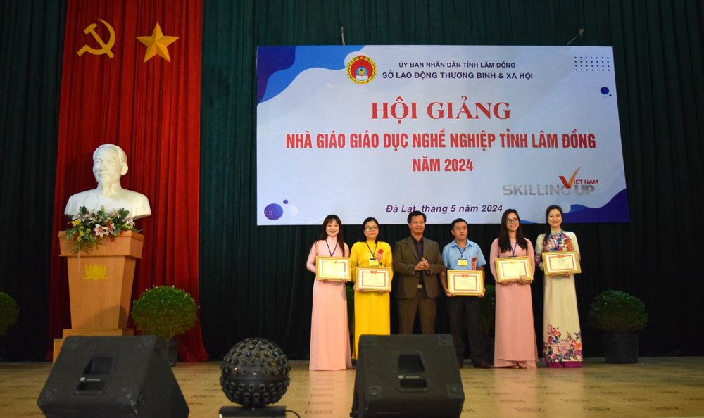 Ông Nguyễn Tiến Dũng - Phó Giám đốc Sở Lao động - Thương binh và Xã hội, trao giải nhất cho các nhà giáo
