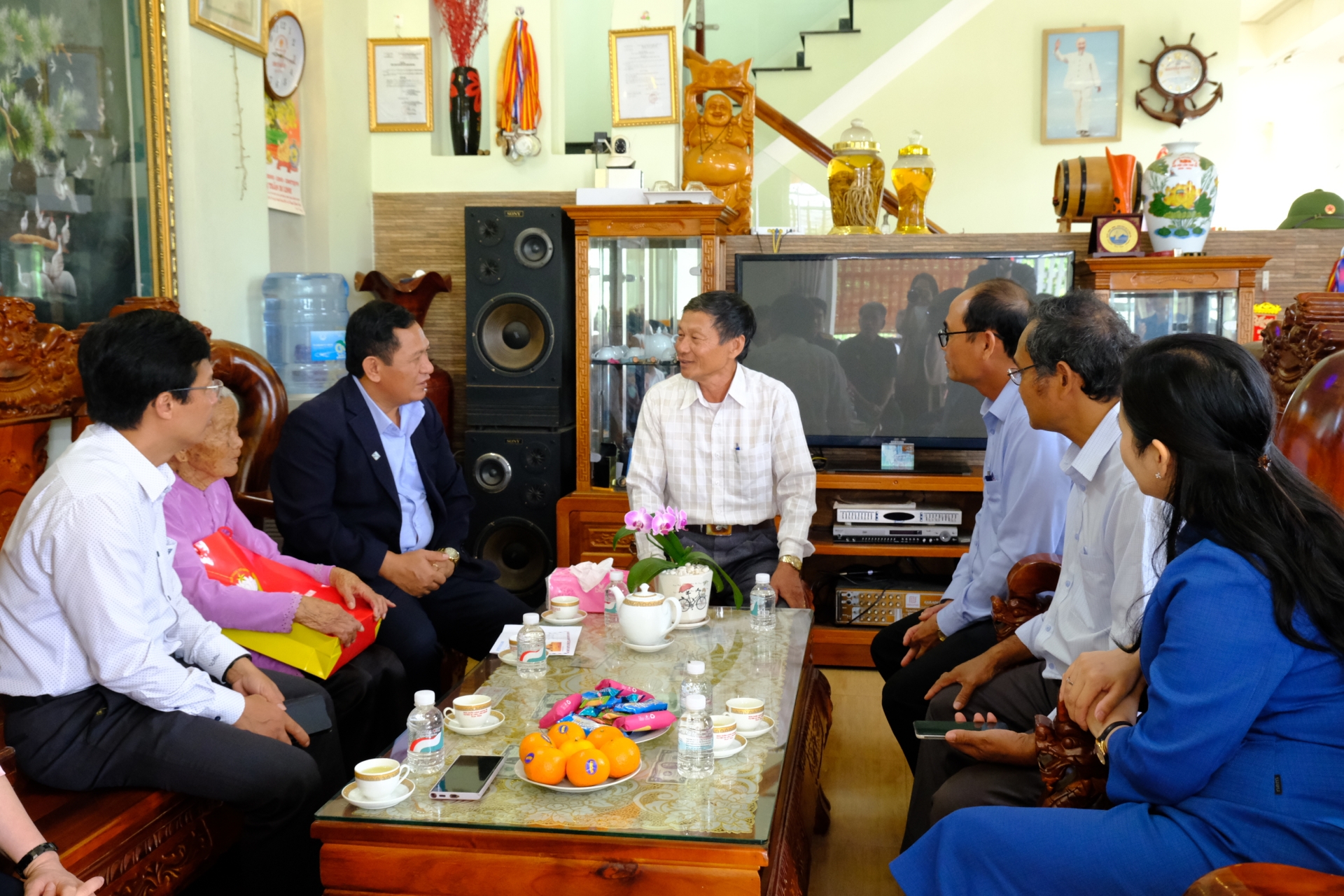 Gia đình cựu chiến binh Trần Thị Ngánh bày tỏ lời cảm ơn đến đoàn công tác