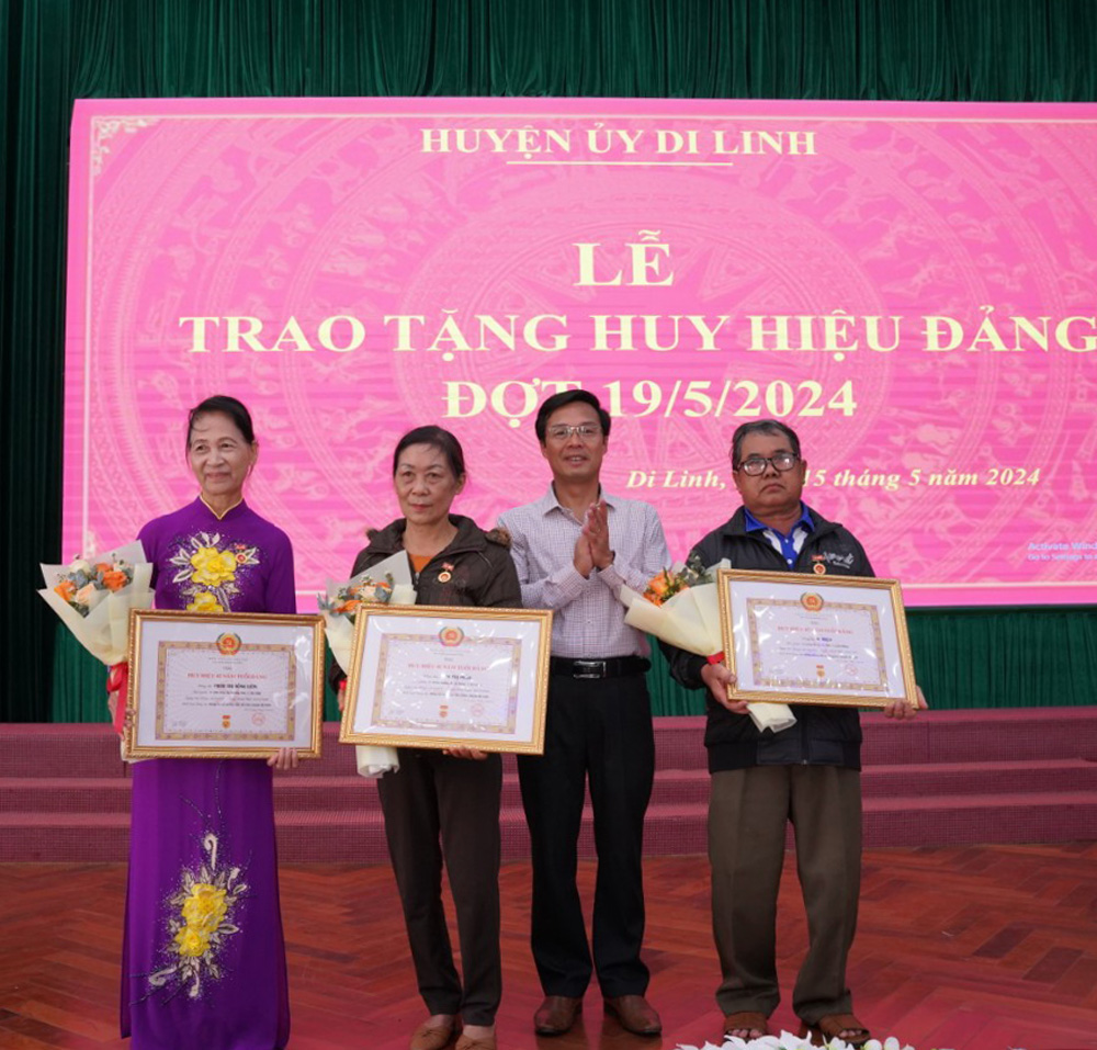 Bí thư Huyện ủy Di Linh Đinh Văn Tuấn trao tặng Huy hiệu 45 năm tuổi Đảng cho các đảng viên