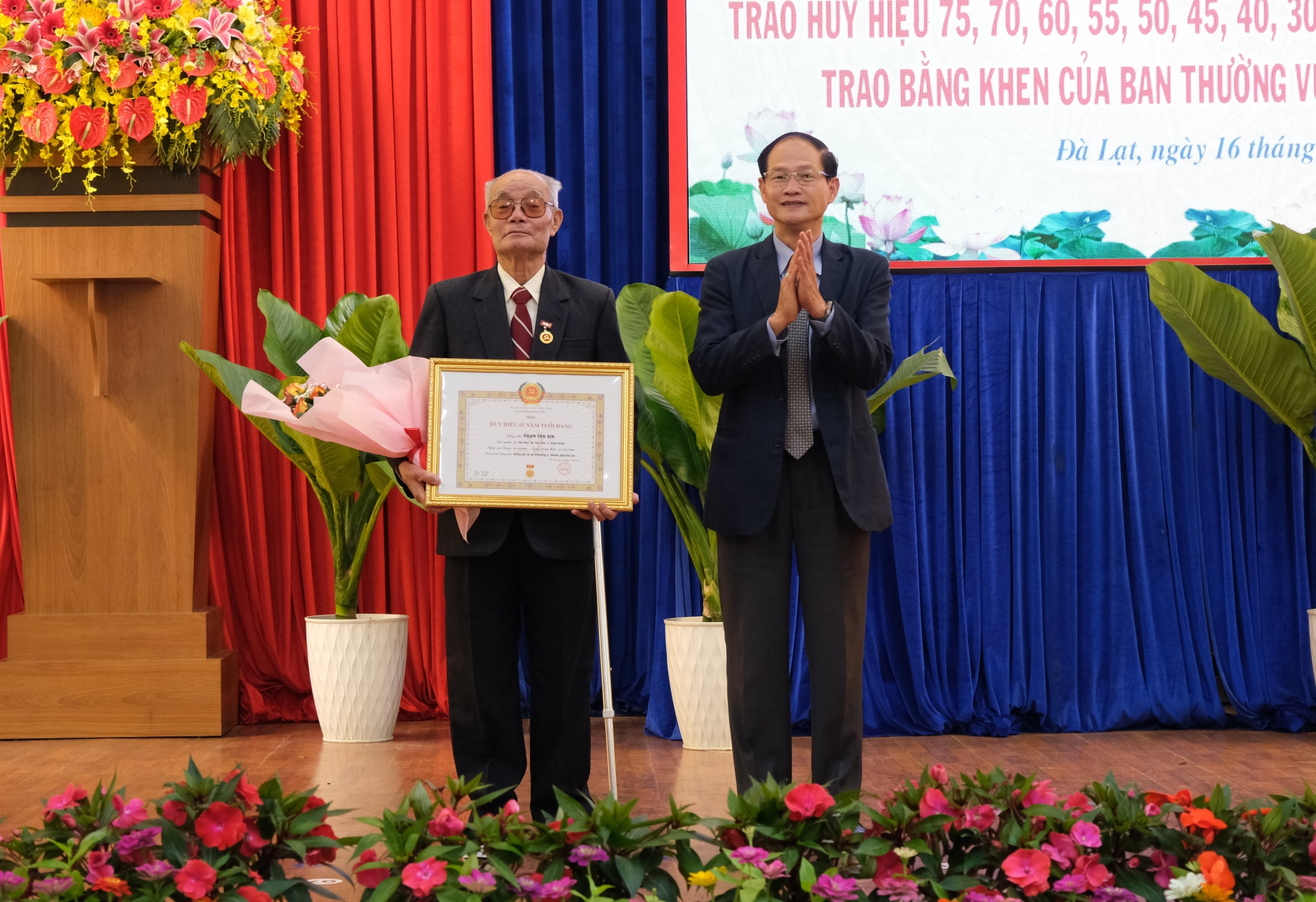 Đồng chí Nguyễn Trọng Ánh Đông - Ủy viên Ban Thường vụ, Trưởng Ban Tổ chức Tỉnh ủy trao Huy hiệu 65 năm tuổi Đảng cho đảng viên