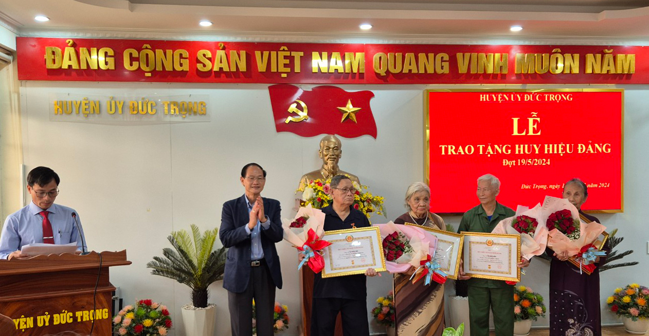 Đồng chí Nguyễn Trọng Ánh Đông - Trưởng Ban Tổ chức Tỉnh ủy trao Huy hiệu Đảng cho các đảng viên