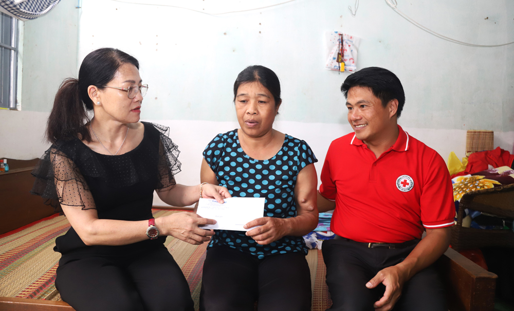 Bạn đọc Báo Lâm Đồng ủng hộ hơn 100 triệu đồng cho hai mẹ con quanh năm chạy thận