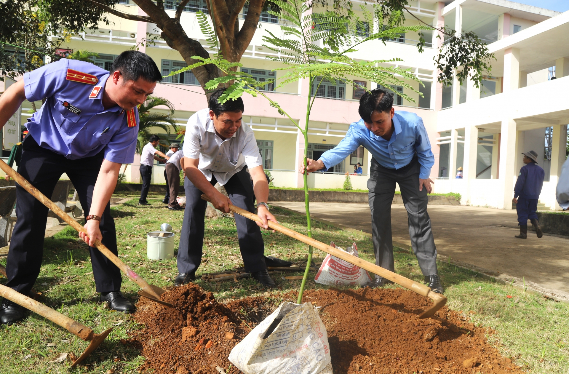 Đồng chí Nghiêm Xuân Đức - Phó Bí thư Thường trực Thành ủy, Chủ tịch HĐND TP Bảo Lộc tham gia trồng cây xanh tại lễ phát động