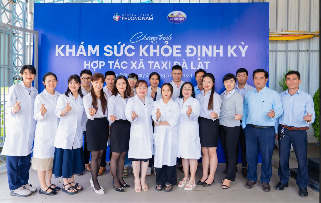Đội ngũ y bác sĩ của Phòng khám Đa khoa Phương Nam và Hợp tác xã Taxi Đà Lạt trong chương trình khám sức khỏe định kỳ cho người lao động